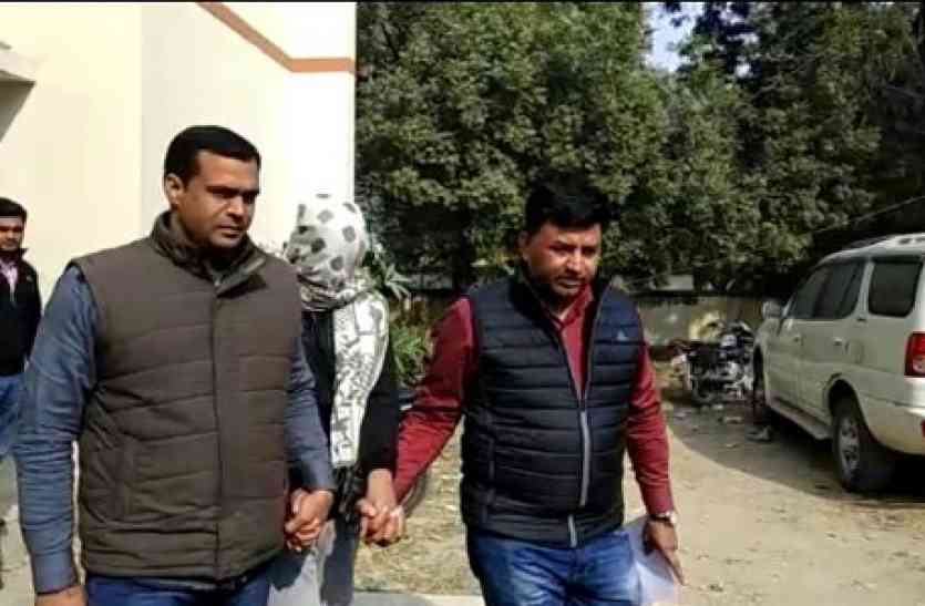 gaur city mother daughter murder accused arrested गौड़ सिटी डबल मर्डर: फरार बेटा वाराणसी से गिरफ्तार, कबूलनामे में कहा- पहले बैट से मारा, फिर कैंची घोंपी