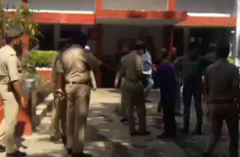 Lalitpur Police न्यायालय परिसर से वांछित अपराधी पुलिस अभिरक्षा से फरार, मचा हड़कंप