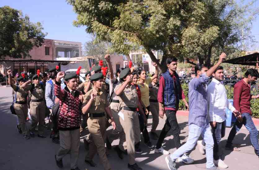 nagaur ncc news आखिर ऐसा क्या हुआ कि नागौर मिर्धा कॉलेज की एनसीसी कैडेट्स को उतरना पड़ा सड़क पर....
