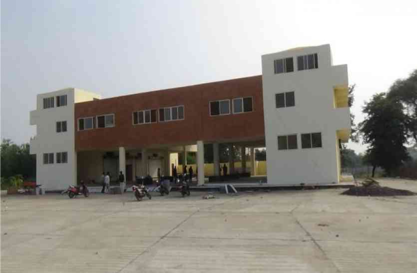 patrika इस बस स्टैंड को लोकापर्ण का इंतजार....सिंहस्थ के पूर्व बनना था, 18 माह देरी से बना