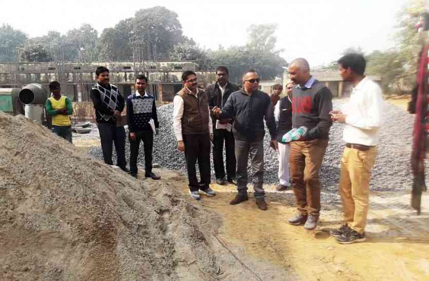 inspection by officers महिला अस्पताल में निर्माण कार्य की धीमी प्रगति पर लगाई अधिकारीयों को फटकार