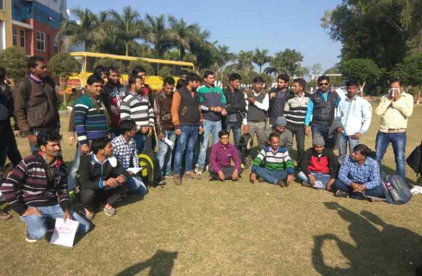 patwari,mp patwari exam,cancelled,news in hindi 3 घंटे लेट शुरू हुई पटवारी परीक्षा,नाराज छात्रों ने मचाया हंगामा