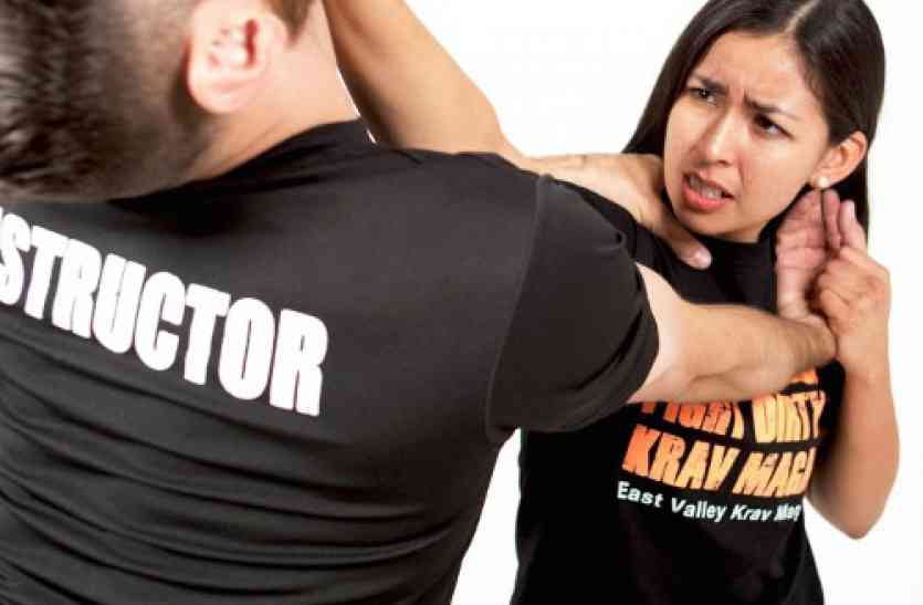 women get self defence training with Israeli technique अब मनचलों की खैर नहीं, इस तरह महिलाएं देंगी मुंहतोड़ जवाब