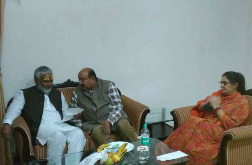 raja aridaman singh, former up miniter raja aridaman singh, ex bjp mla raja aridaman singh, ex minister raja aridaman singh, mla rani pakshalika singh, swatantra dev singh, upsrtc, up minister swatantra dev singh, transport department uttar pradesh, prithviraj chauhan international bus terminal, isbt agra, राजा ने की परिवहन मंत्री से ये मांग, क्या करेगी योगी सरकार
