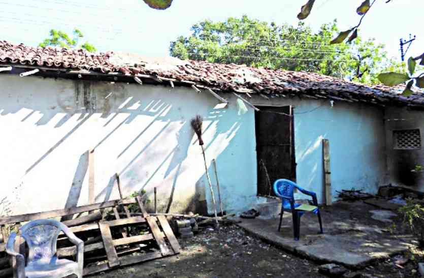 Rape ccase, Child abuse, Economic problem in operation, Complaint in the Human Rights Commission दुष्कर्म पीडि़त बेटी के सरकारी नौकर पिता को इलाज के लिए भी 8 महीने से नहीं मिला वेतन