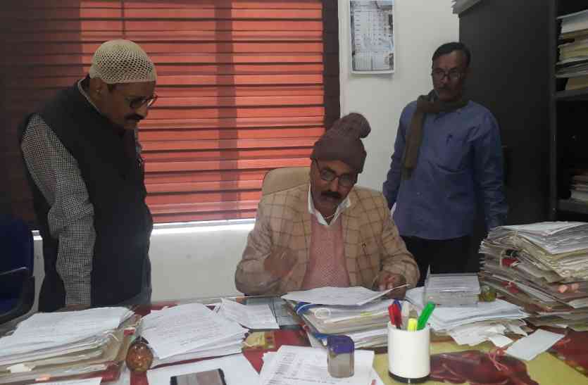 EVM Unsecured in Strongroom स्ट्रांगरूमों में भगवान भरोसे ईवीएम, जानिए क्या है लापरवाही