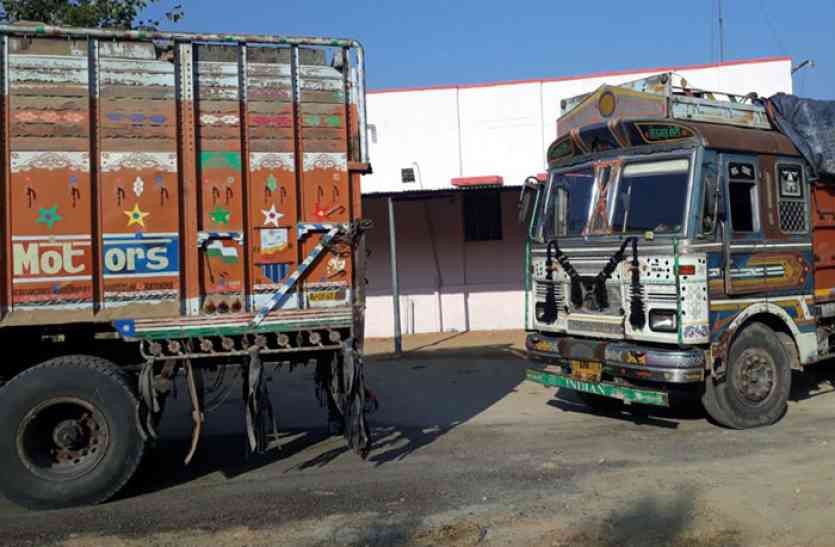 बजरी से भरे चार ट्रक व एक टै्रक्टर-ट्रॉली पकड़ी है। चोरी-छिपे कर रहे बजरी परिवहन, विभाग ने नाकाबंदी कर आधा दर्जन वाहन किए जब्त