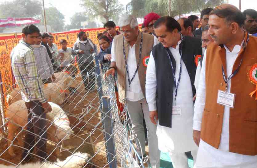 मेले में प्रदर्शनी का अवलोकन मंत्री ने अनुसंधानों की सराहना करते हुए 2022 तक किसानों की आमदनी को दोगुना करने की बात कही
