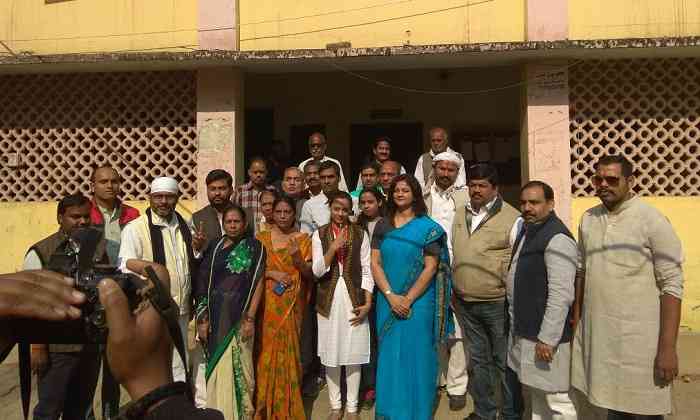 पर्चा दाखिले के बाद अंकिता संग पार्टीजन