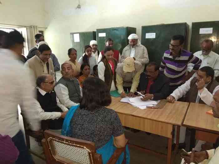 अंकिता का पर्चा दाखिला कराते पार्टीजन