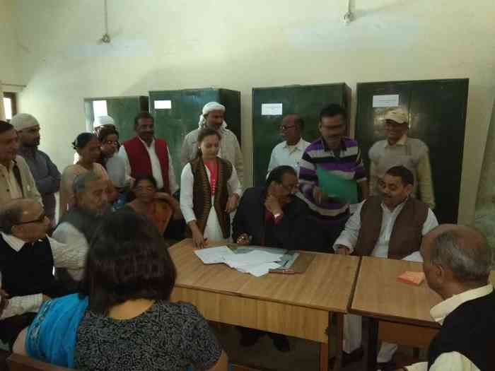 पर्चा दाखिल करतीं अंकिता श्रीवास्तव