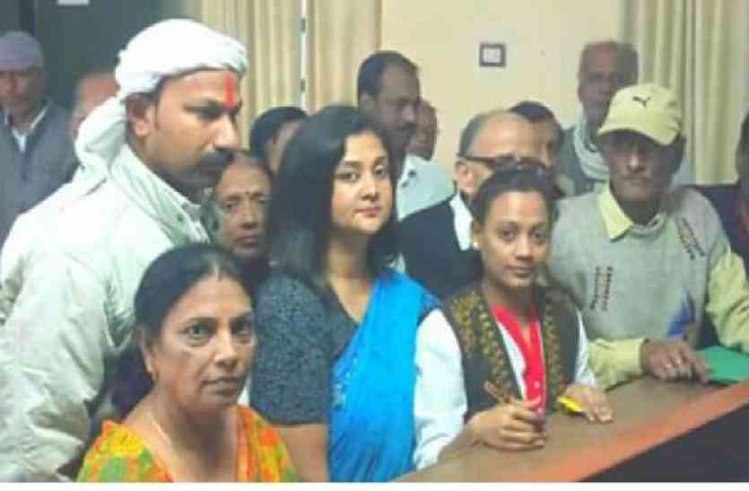 नामांकन पत्र दाखिल करतीं अंकिता नगर निगम उपचुनाव के लिए कांग्रेस प्रत्याशी अंकिता ने दाखिल किया नामांकन