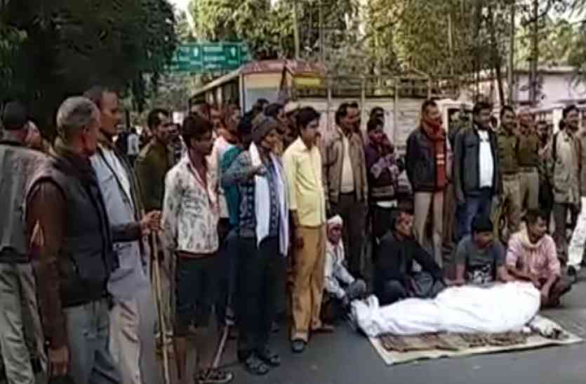 UP Homeguard अफसरों के टार्चर से होमगार्ड की मौत, आक्रोशित साथियों ने शव रखकर किया हंगामा!