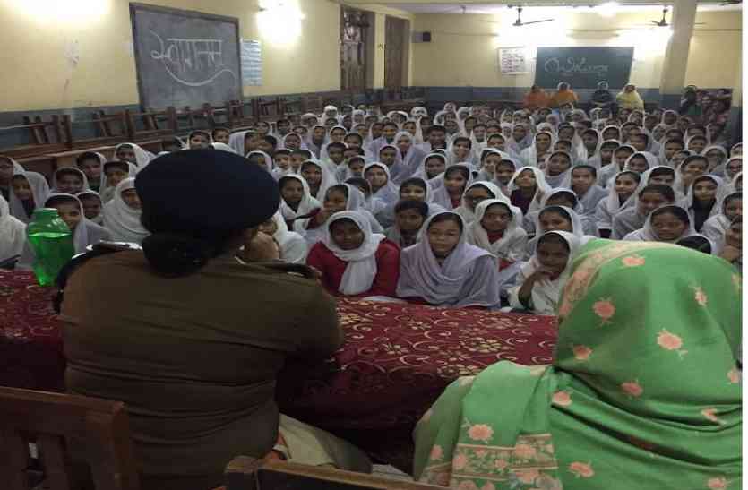 मदरसा छात्राएं और पुलिस अफसर मदरसा छात्राओं के सवाल पर जब पुलिस अफसर नहीं रोक पाए हंसी