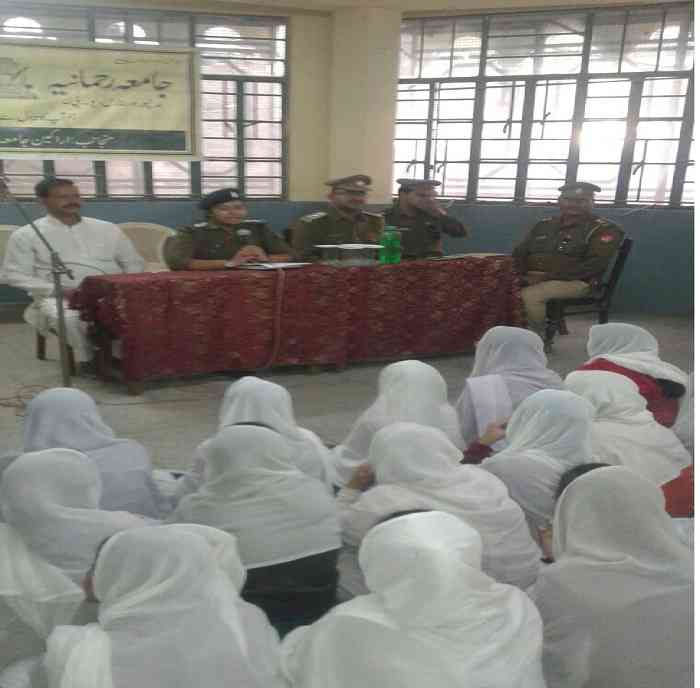 मदरसा छात्राएं और पुलिस अफसर