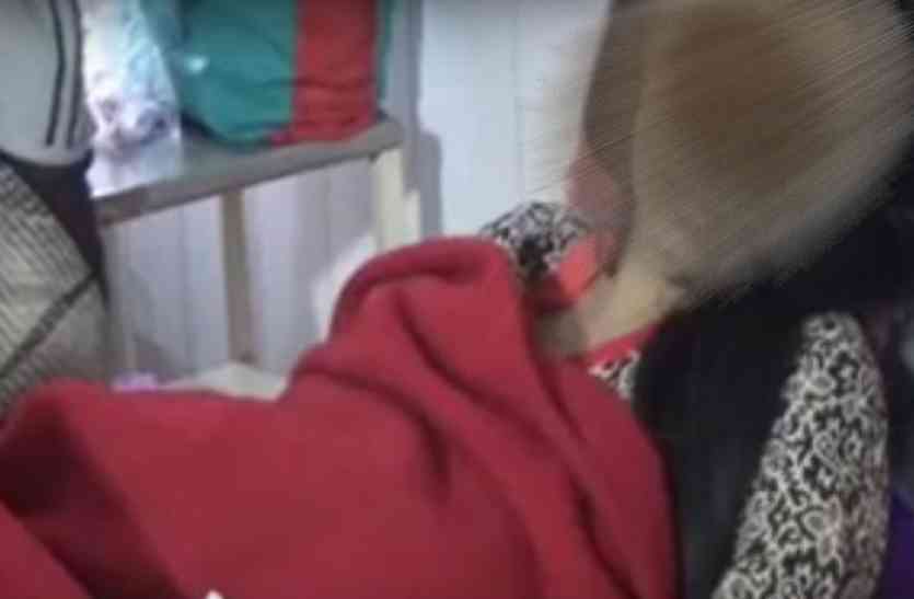 beating of Women निर्दयी ससुर और पति ने महिला को निर्वस्त्र कर की पिटाई