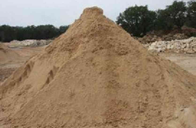 Sacrifice of poor people driving from sand transport vehicles रेत का अवैध परिवहन करने वाले वाहनों से चढ़ रही गरीबों की बलि