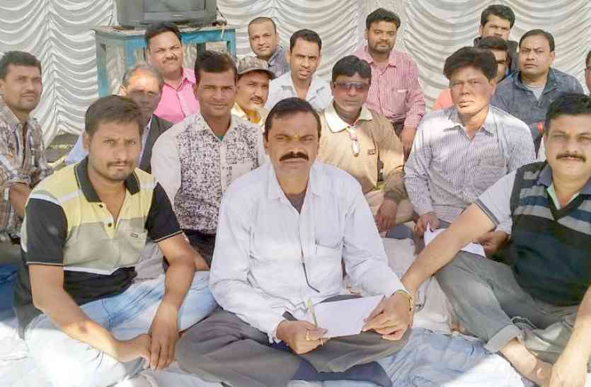 Demand, movement, shop, dealer, fast, patient welfare committee, rent, protest ४० दुकानों में ताला, संचालकों का अनशन जारी