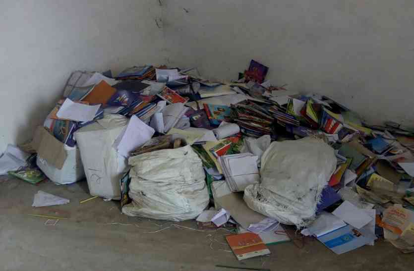 Students suffering from disorder here यहां अव्यवस्थाओं से जूझ रहे विद्यार्थी