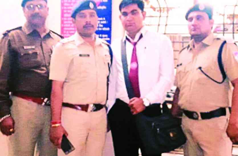 Fake ticket checker arrested from Shramik Express श्रमिक एक्सप्रेस से फर्जी टिकट चैकर गिरफ्तार