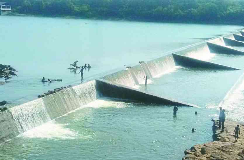 Plenty of water in Chekhem and water bodies चेकडेम एवं जलस्रोतों में आया भरपूर पानी