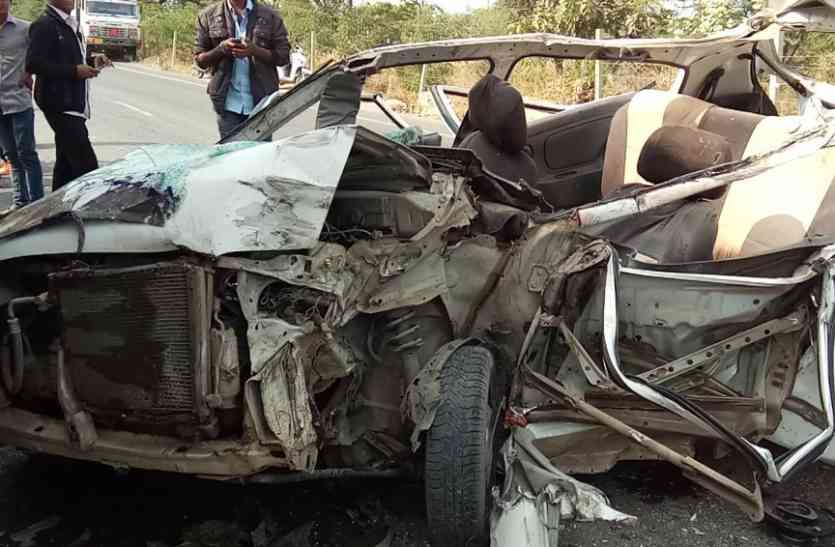 Four killed in car collision with dumper डम्पर की टक्कर से कार सवार चार की मौत