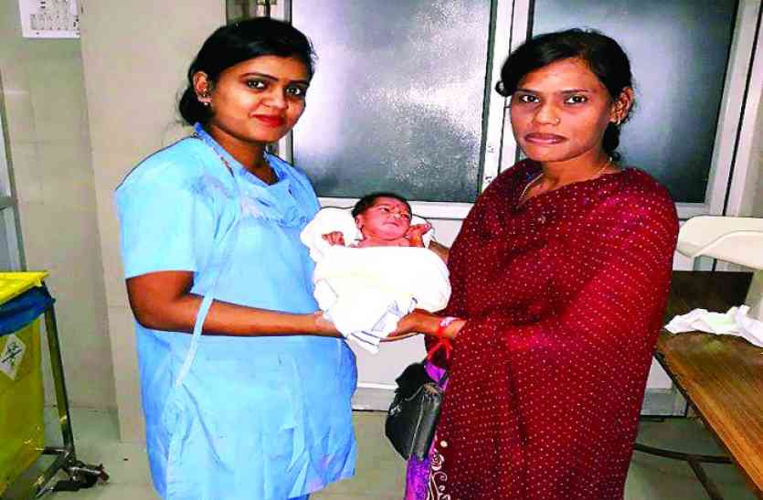 patrika ममता के दो पहलू, एक मां ने कंपकंपाती ठंड में मरने छोड़ा बच्ची को, एक मां-बेटे को फंदे पर झूलता देख दौड़ी, बचा न सकी