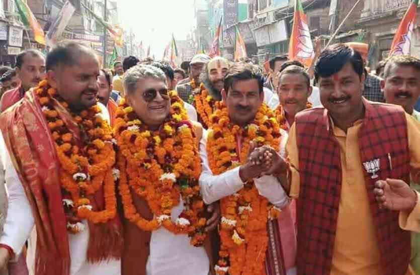 Ayodhya Nagar Nigam Shapath Grahan 2017 News In Hindi अयोध्या : केंद्र और प्रदेश की सत्ता के बाद नगर की सरकार में भी बीजेपी के आगे विपक्ष कमज़ोर