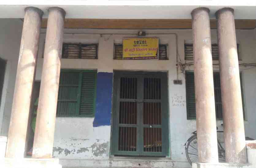 Accused of doing Obscene behavior with schoolgirl on temple priest शर्मनाक : अयोध्या में मंदिर के पुजारी पर लगा छात्रा के साथ अश्लील हरकत करने का आरोप