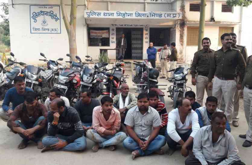 Police, mobile, bikes, jurors, seized news, bhind news in hindi, mp news पुलिस की दबिश 13 जुआरियों से 13 मोबाइल व 13 बाइक की जब्त