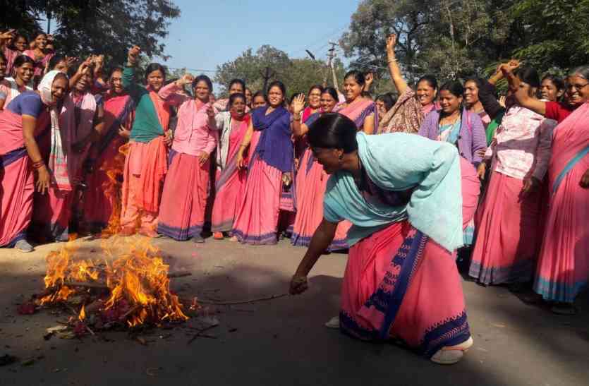 Statement of the State President's resignation of Anganwadi workers आंगनबाड़ी कार्यकर्ताओं ने भाजपा प्रदेशाध्यक्ष का पुतला फूंका