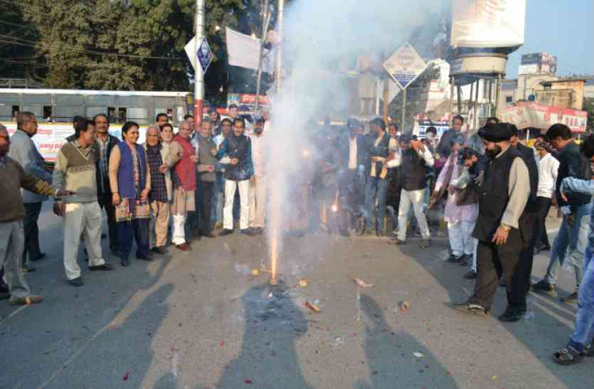 congress workers celebration राहुल गांधी के राष्ट्रीय अध्यक्ष बनने पर जश्न में डूबे कांग्रेसी