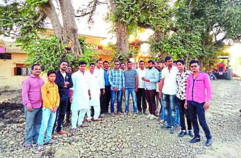 trees at road निर्माणकार्य में बाधा बन रहे इमली के पेड़