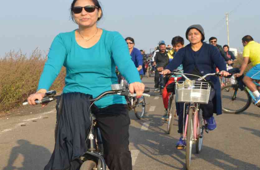 Environmental protection message extracted cycle rally इस आईएएस के साथ साइकिल से पहाडिय़ों में चले सैकड़ों शहरवासी, गजब की है पहल