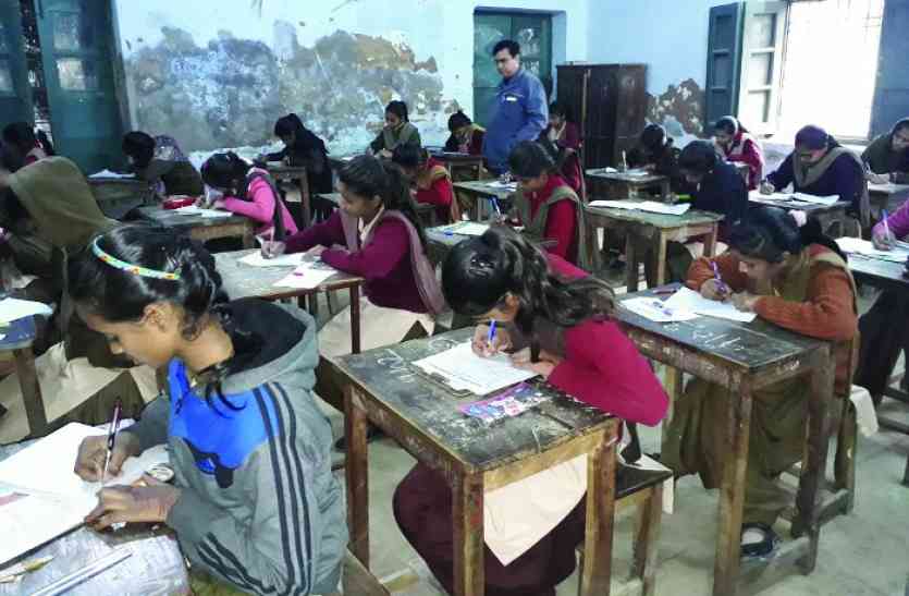 12th wrong exam published Video: शिक्षा विभाग में मची खलबली, जिले के पांच हजार विद्यार्थी होंगे प्रभावित