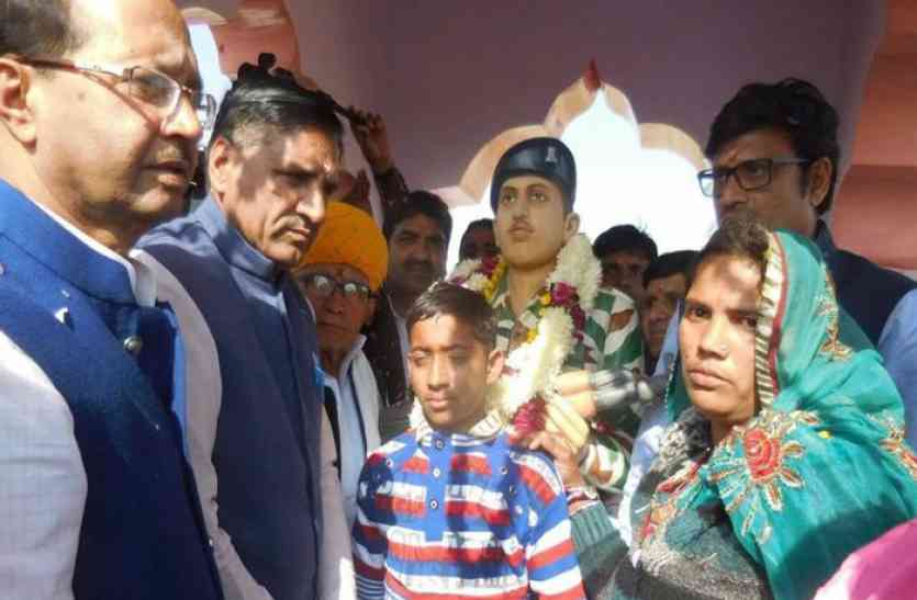 Unveiling the statue of Shaheed Ishwar Singh Dhanak छोटी सी उम्र में इतिहास में दर्ज हो गए ईश्वरसिंह