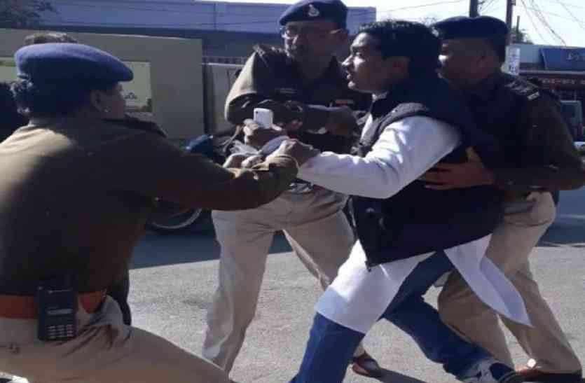 mp-cm-shivrajsingh-latest-news बिजली बिलों और नर्मदा सेवा यात्रा के खिलाफ कांग्रेसियों का प्रदर्शन, सीएम को दिखाए काले झंडे, देखें लाइव वीडियो
