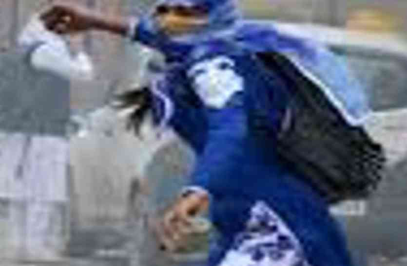 Kashmir stone throwing: Women attacked police in jbp खतरनाक औरतों ने पुलिस टीम पर किया हिंसक हमला, दो पुलिसकर्मी हुए घायल