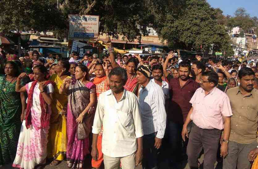 khnadwa crime news 12 वर्षीय नाबालिग से दुष्कर्म को लेकर नगरवासियों में भड़का रोष, सड़कों पर उतरे लोग