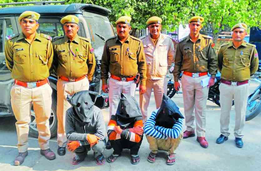 alwar police caught a thug gang राजस्थान पुलिस ने इस जिले में पकड़ा लुटेरों का गिरोह, साथ में मिले इतने लाख रुपए कि आप यकीन नहीं करोगे।