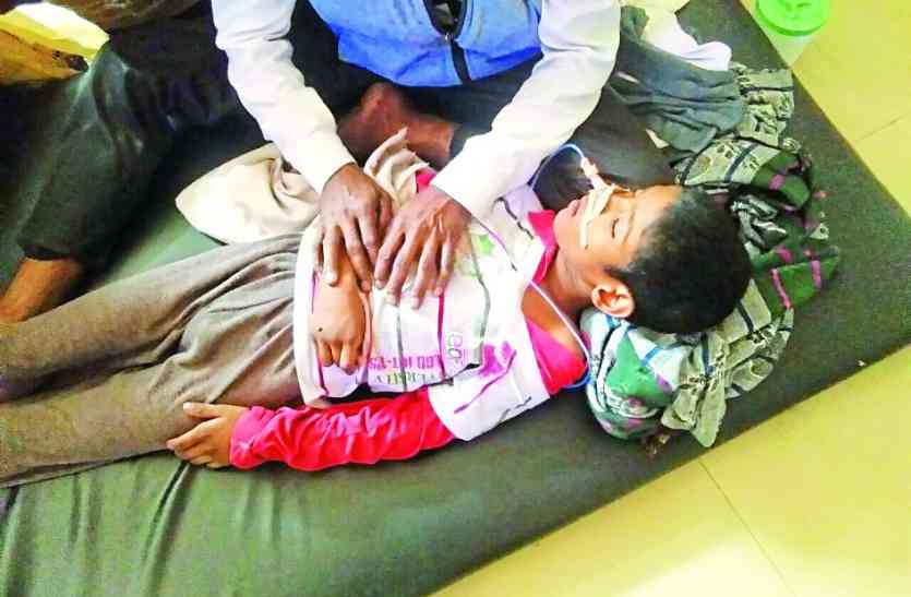 kamlaraja hospital, kamlaraja children hospital, irregularities in government hospital, irresponsible doctor, gwalior news, gwalior news in hindi, mp news बेटे के इलाज के लिए गिड़गिड़ाती रही मां और डॉक्टर बोले, चुप रहो यहां ऐसे ही होता है इलाज, ये है मामला