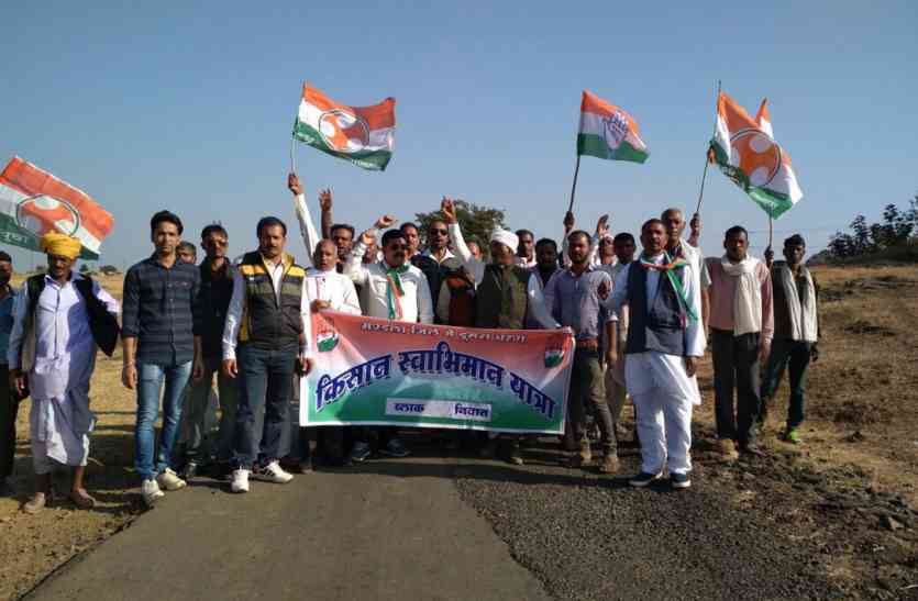 For this reason, the MP hanged in two villages of Adarsh village सांसद आदर्श ग्राम के दो सो घरों में लटका ताला