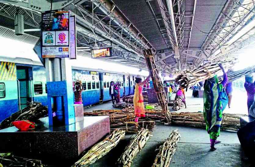 manikpur satna passenger wooden train लकड़ी लेकर आती है यह ट्रेन, जानिए क्या है वजह