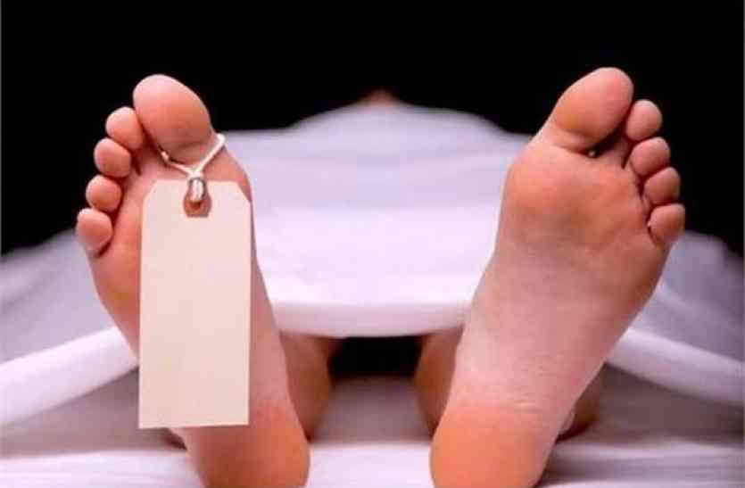 Lalitpur District Hospital शर्मसार...पांच दिनों से सड़ रही है जिला चिकित्सालय की मर्चूरी में यह लाश