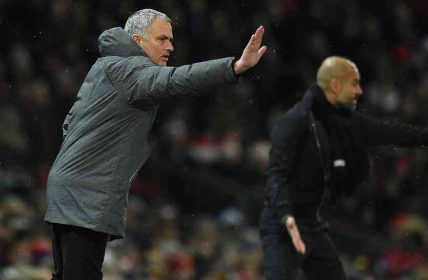 united fans threw milk and water on coach jose mourinho हार से मेनचेस्टर यूनाइटेड के फैंस नाराज़, कोच पर फेंका दूध और पानी