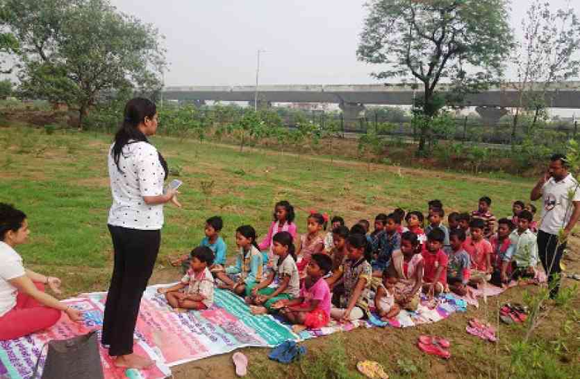 1752 student get education Under the open sky खुले आसमान के नीचे ऐसे बन रहा 1752 बच्चों का भविष्य, ये है पूरा मामला