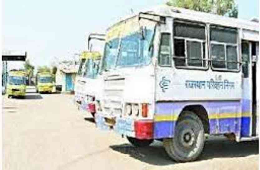 roadways buses, Kota Marg, Passenger, Kota-Baran Road, Traffic, Rajasthan Road Transport Department, Roadways Depot, Public Transport, Kota Depot, Baran Depot, Kota, Kota Patrika, Kota Patrika News, Rajasthan Patrika, Public transport, Private buses, IIlegal vehicles दिन रात दौडने के बाद भी घट गई रोड़वेज की कमाई, अब की जा रही किराये में कमी
