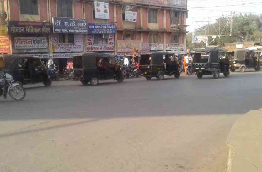 Overloaded auto news ओवरलोड ऑटो पर सोशल मीडिया के जरिए पुलिस लगाएगी जुर्माना, जानिए कैसे