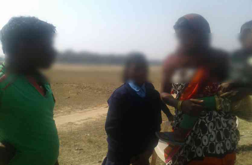 School girl with parents Breaking News: स्कूल परिसर में घुसे कार सवार 4 बदमाश, छात्रा को ले जाने लगे साथ, दांत से काटा, फिर...