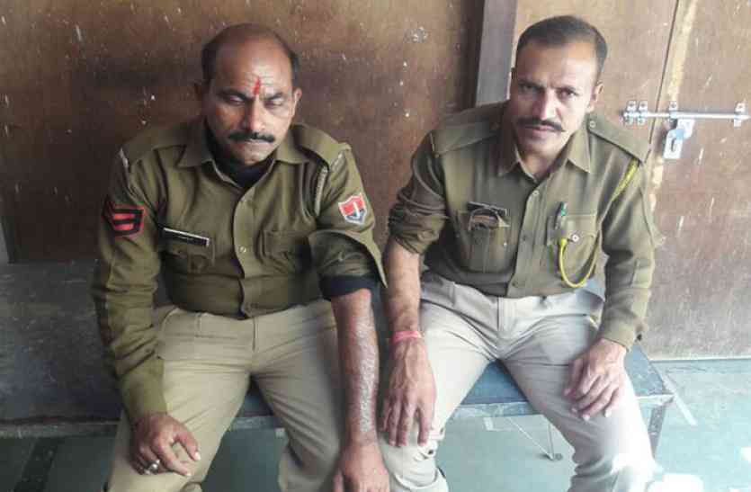 पुलिस दल पर हमला खनन माफियाओं ने हमला कर ट्रैक्टर-ट्रॉली चढ़ाने का किया प्रयास, दो पुलिसकर्मियों को आई चोटें